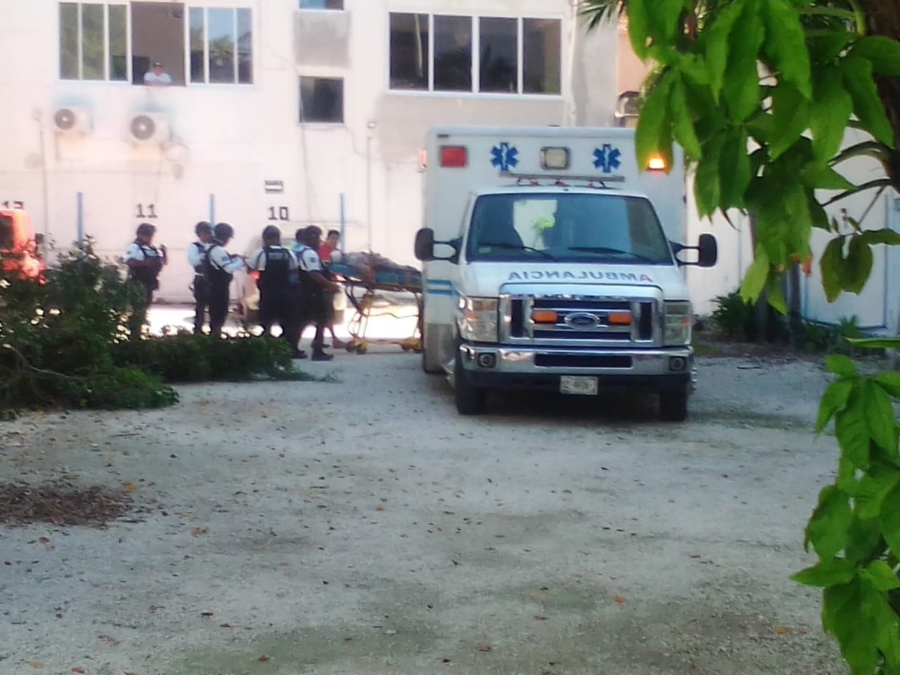 El abuelito fue llevado a una clínica privada en Playa del Carmen para ser atendido por médicos luego de caerse mientras trabajaba El abuelito fue llevado a una clínica privada en Playa del Carmen para ser atendido por médicos luego de caerse mientras trabajaba