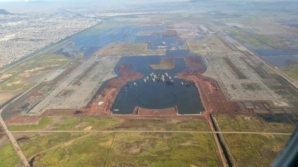 Las estructuras de lo que fue la cimentación del aeropuerto se inundaron con las lluvias más recientes Las estructuras de lo que fue la cimentación del aeropuerto se inundaron con las lluvias más recientes