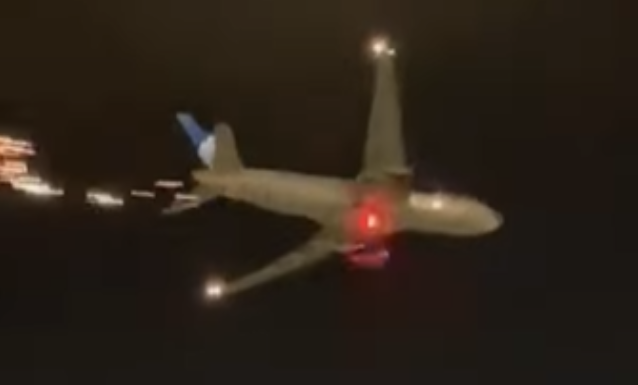 Avión sufre accidente y arroja chispas al salir del aeropuerto de Newark Avión sufre accidente y arroja chispas al salir del aeropuerto de Newark