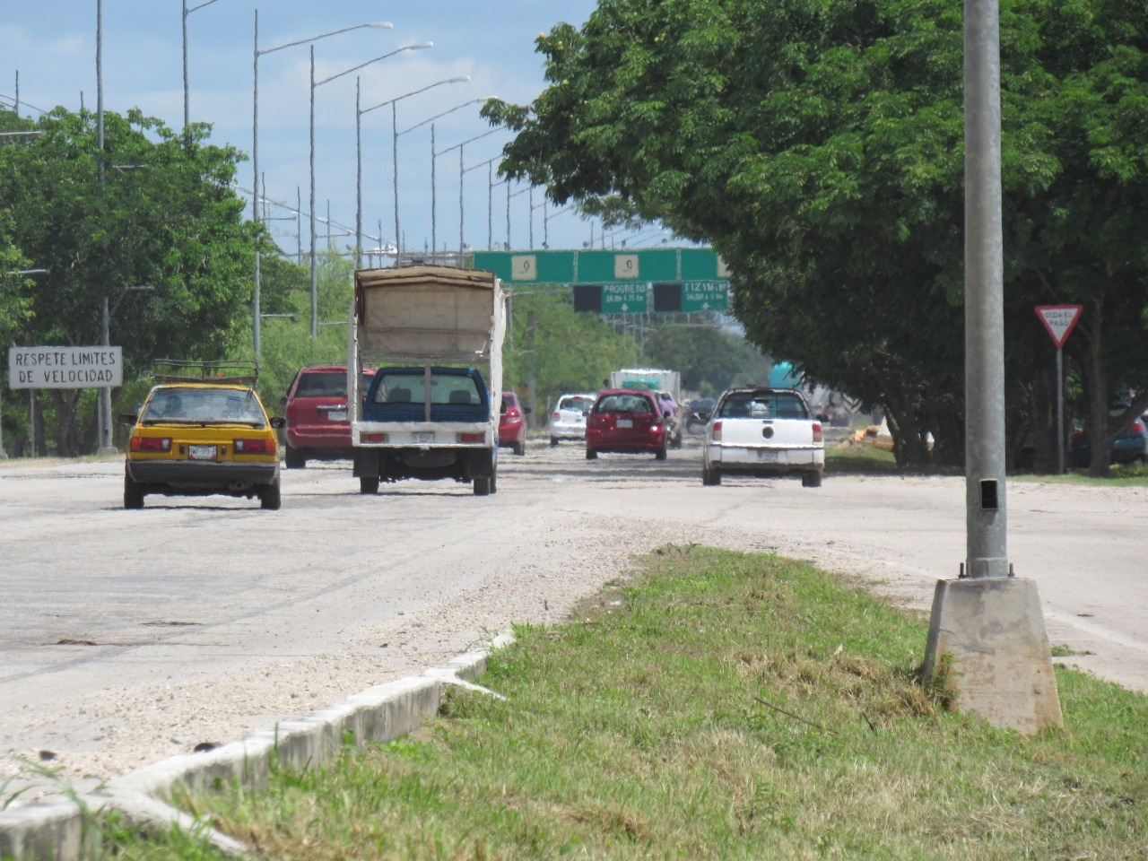 Los trabajos de mantenimiento del Periférico de Mérida continúan Los trabajos de mantenimiento del Periférico de Mérida continúan