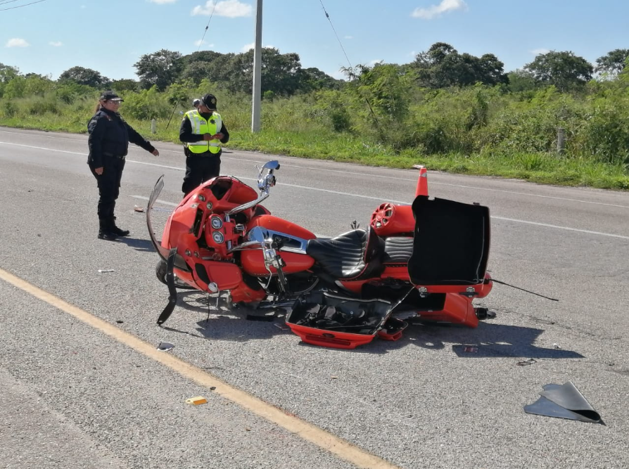 El motorista tomó a exceso de velocidad la curva y acabó perdiendo el control del volante.