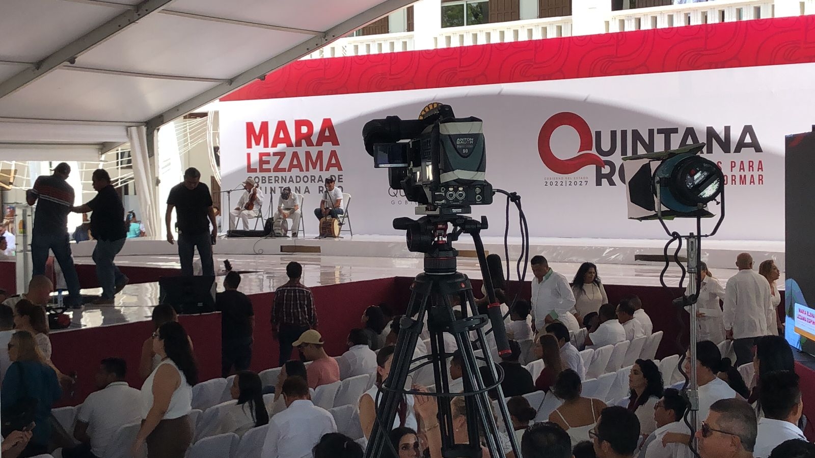 El escenario donde estará la nueva Gobernadora de Quintana Roo, ya fue instalado frente al recinto del Poder Ejecutivo Estatal en Chetumal El escenario donde estará la nueva Gobernadora de Quintana Roo, ya fue instalado frente al recinto del Poder Ejecutivo Estatal en Chetumal