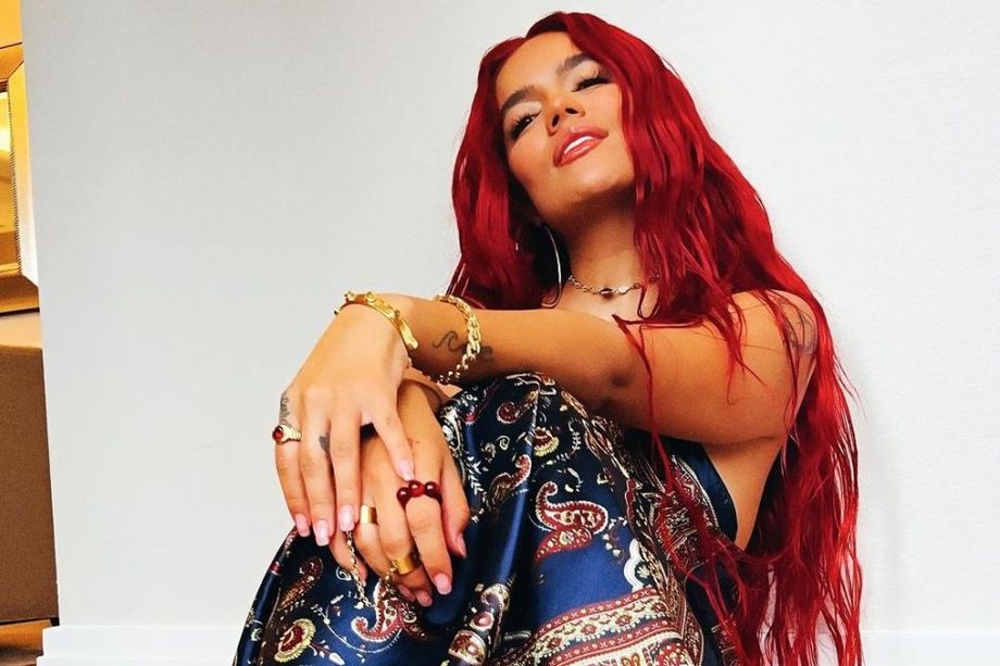 La intérprete de "Tusa" se tropezó al bajar de una tarima; la colombiana bromeó sobre la situación con sus fans La intérprete de "Tusa" se tropezó al bajar de una tarima; la colombiana bromeó sobre la situación con sus fans