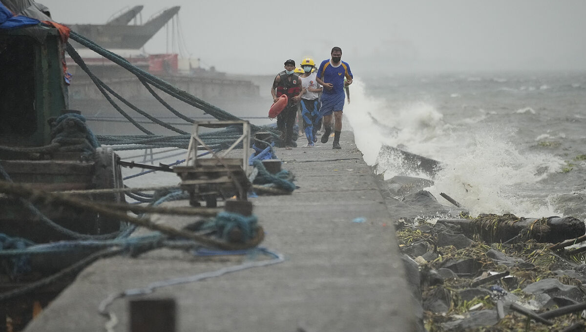 Al menos 5 muertos por el supertifón Noru en Filipinas Al menos 5 muertos por el supertifón Noru en Filipinas