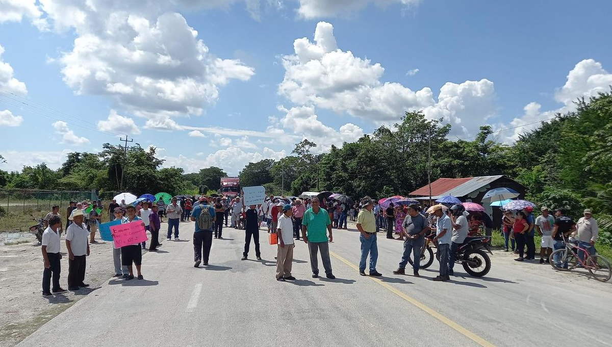 Ejidatarios bloquean la carretera Chetumal - Escárcega; Ejidatarios bloquean la carretera Chetumal - Escárcega;