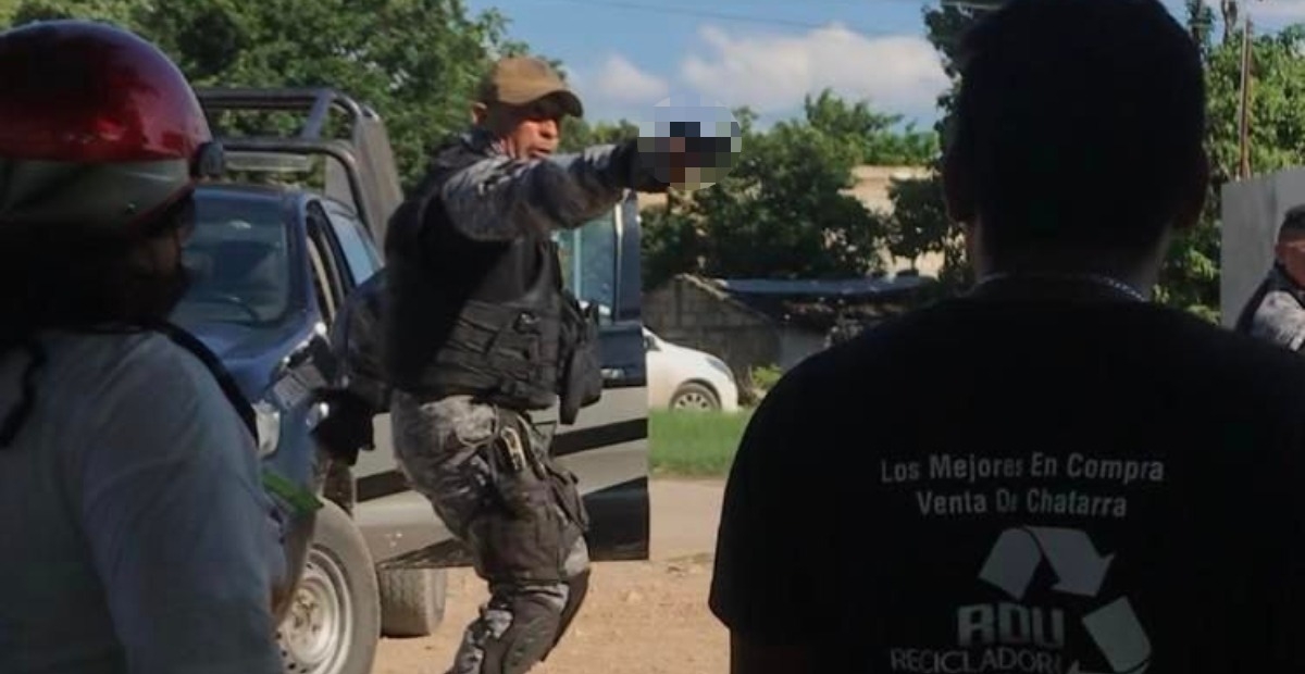 El policía amenazó a varias personas donde se encontraba niños con un arma de fuego