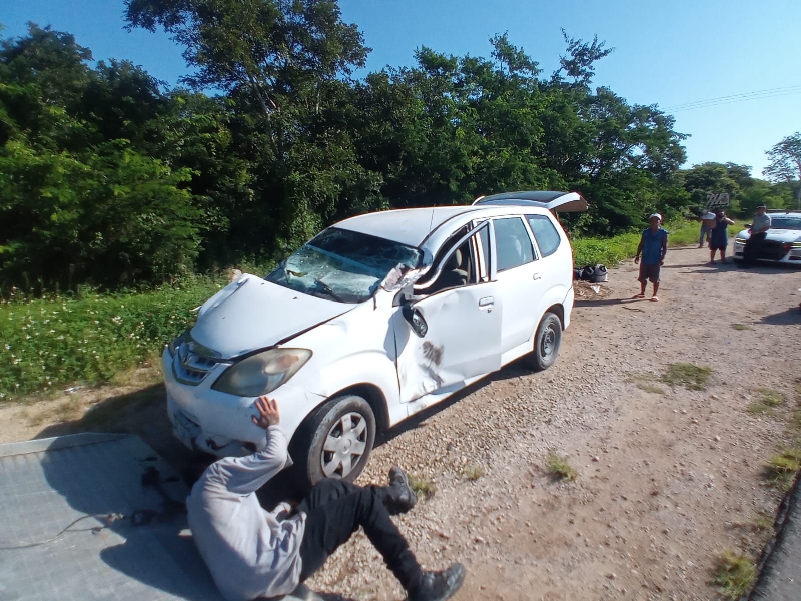 El auto quedó totalmente dañado en el frente