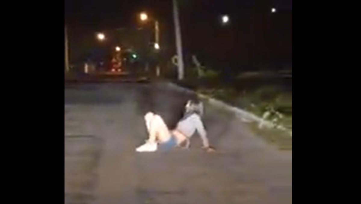 Graban a joven con actitudes extrañas en Mérida; se arrastraba por la carretera Graban a joven con actitudes extrañas en Mérida; se arrastraba por la carretera