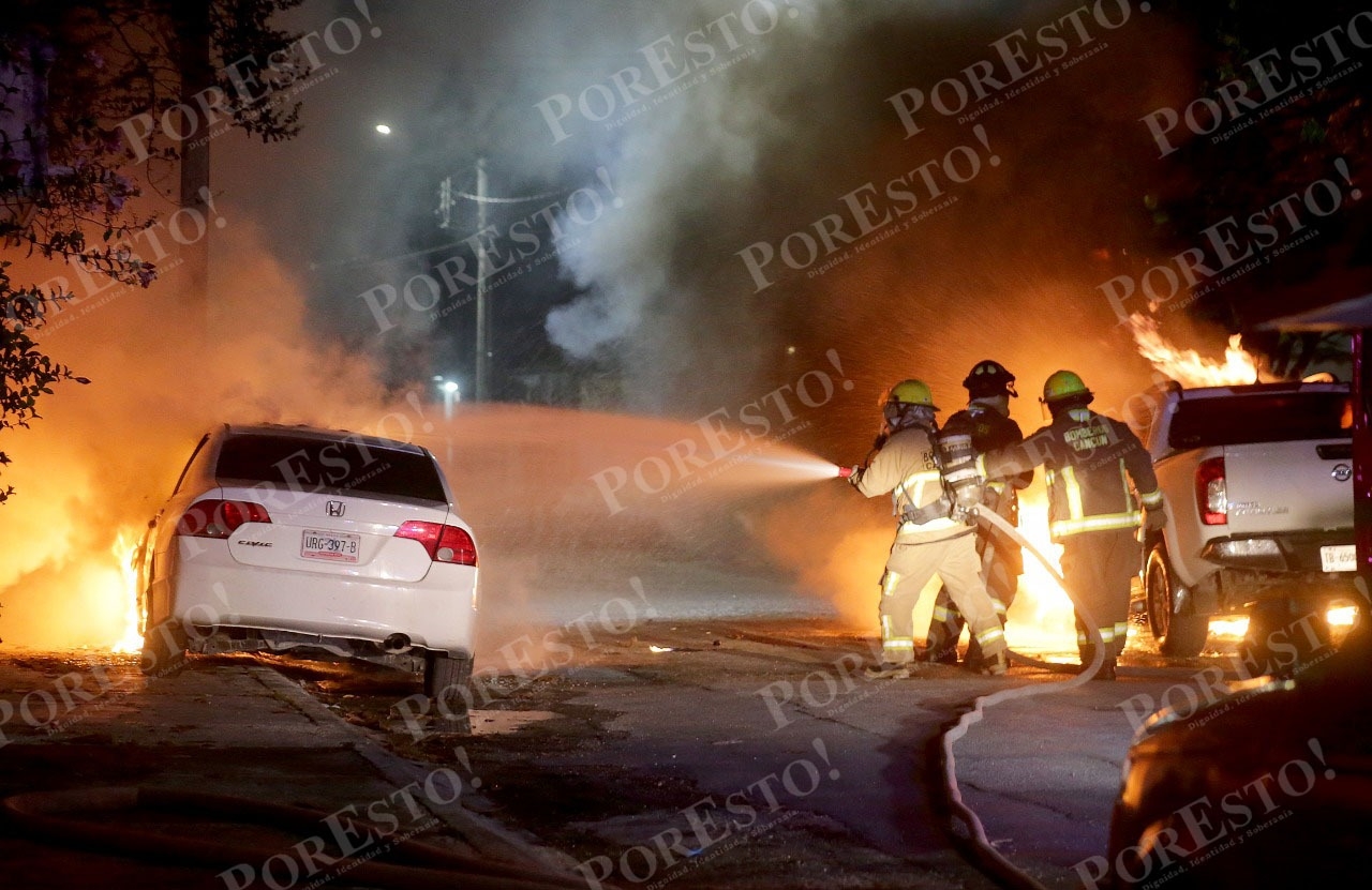 Bomberos llegaron al lugar para sofocar las llamas que consumían los dos automóviles
