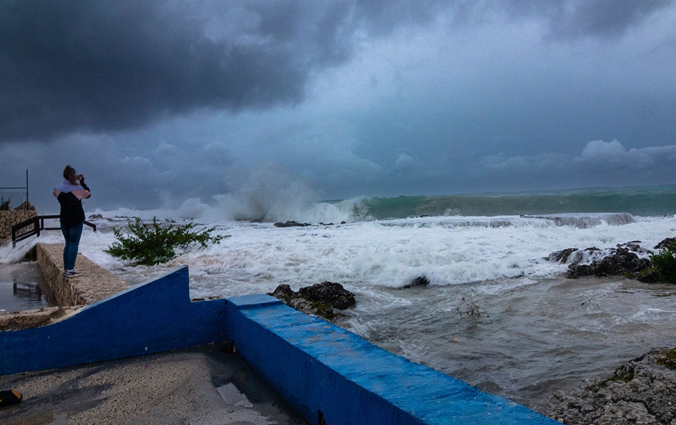 El Centro Nacional de Huracanes espera marejadas ciclónicas potencialmente mortales, vientos catastróficos e inundaciones en la península
