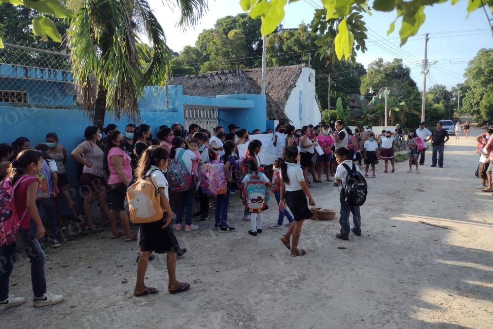 Estudiantes y padres de familia indicaron que el anterior Gobierno de Quintana Roo ignoró su solicitud de maestros para la escuela indígena en Carrillo Puerto