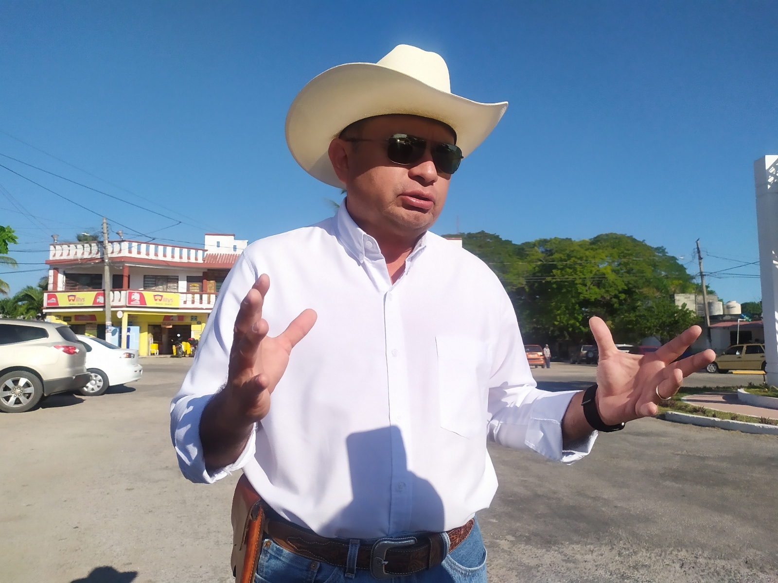 Pedro Couoh Suaste se enojó por una queja por el alumbrado público en la colonia Tepeyac