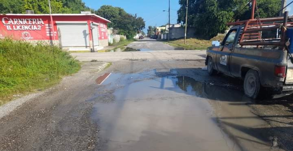 La rótula del vehículo se rompió cuando el neumático cayó en el bache La rótula del vehículo se rompió cuando el neumático cayó en el bache