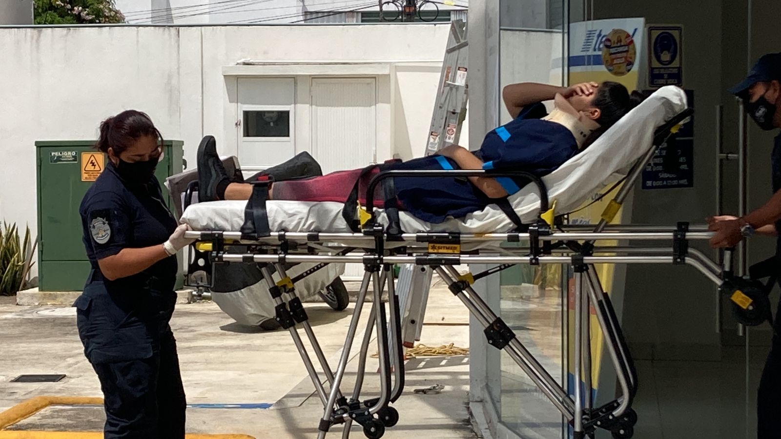 Paramédicos atendieron a la mujer para su traslado a un hospital Paramédicos atendieron a la mujer para su traslado a un hospital