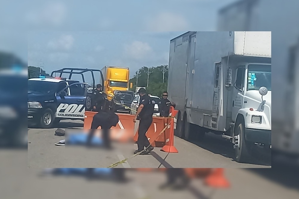 El cuerpo del motociclista permaneció en la carretera Playa del Carmen-Tulum hasta la llegada de personal del Semefo El cuerpo del motociclista permaneció en la carretera Playa del Carmen-Tulum hasta la llegada de personal del Semefo