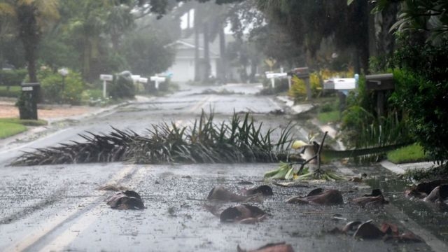 El fenómeno presenta rachas de viento de hasta 241 kilómetros por hora, advirtieron las autoridades