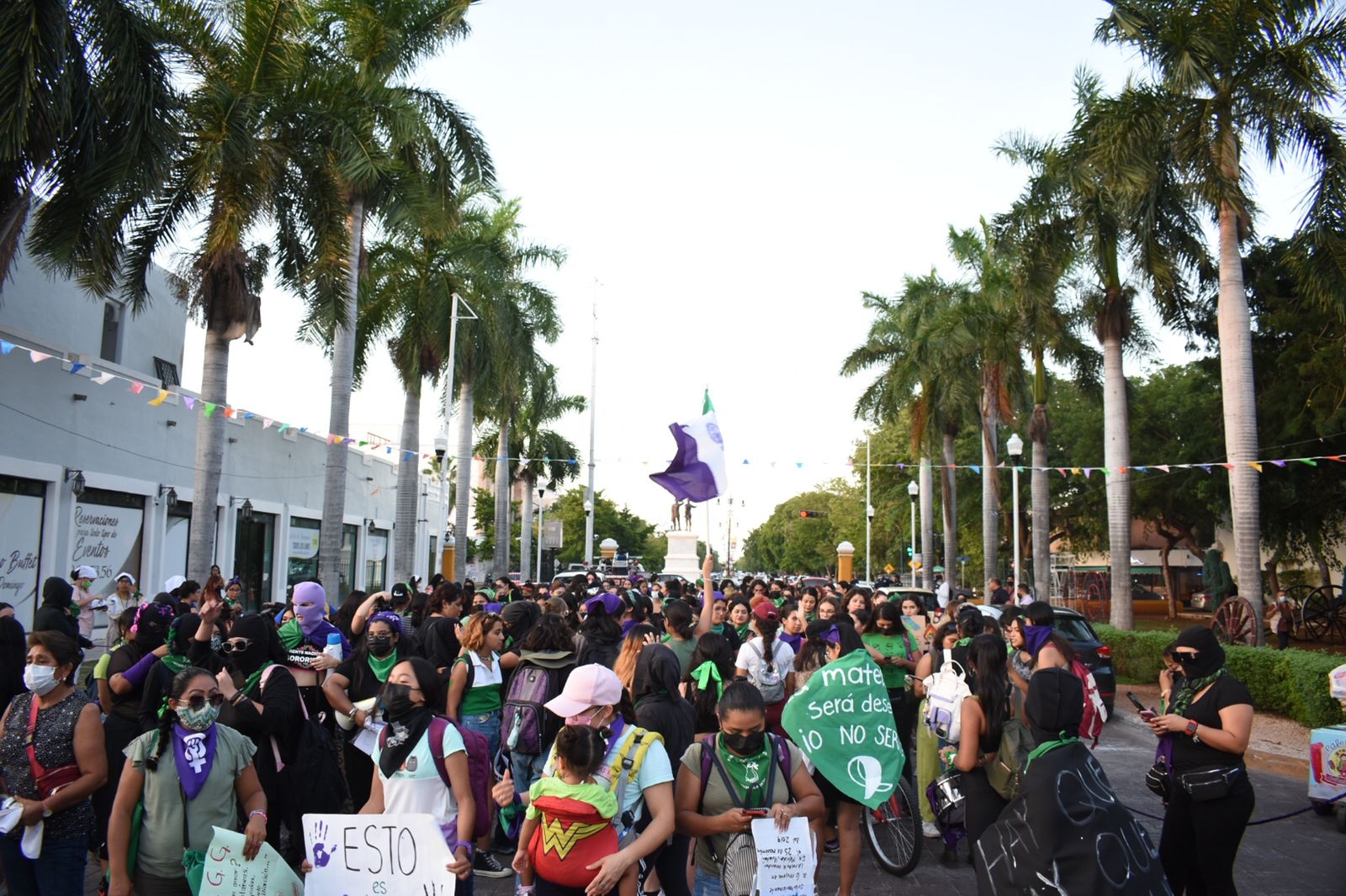 Cientos de mujeres marchan en Mérida a favor del aborto lega Cientos de mujeres marchan en Mérida a favor del aborto lega