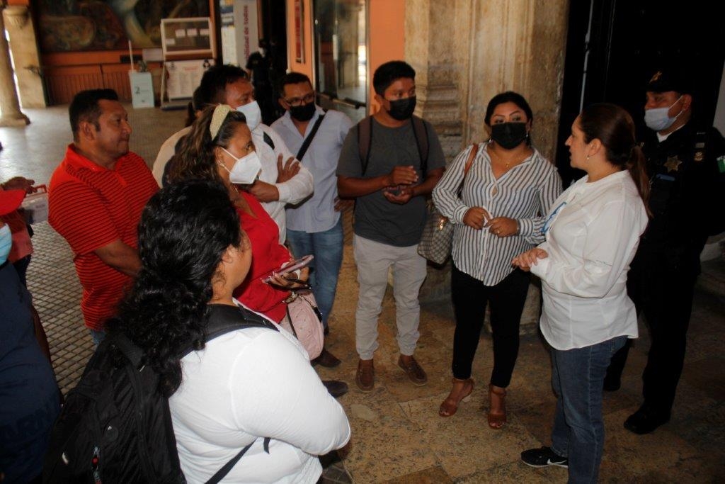 El Alcalde de Mérida no asistió a un evento en Desarrollo Social debido a que se enteró que lo esperaban los inconformes; los quejosos acudieron a Palacio Municipal El Alcalde de Mérida no asistió a un evento en Desarrollo Social debido a que se enteró que lo esperaban los inconformes; los quejosos acudieron a Palacio Municipal