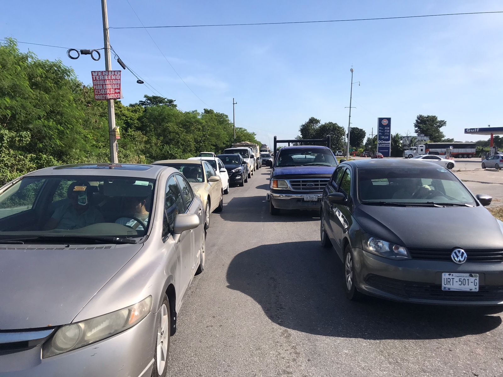 La fila de automóviles en la avenida Huayacán lleva más de dos horas, donde los conductores esperan poder salir de la zona La fila de automóviles en la avenida Huayacán lleva más de dos horas, donde los conductores esperan poder salir de la zona