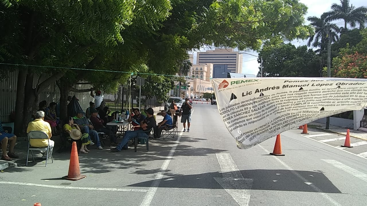 Los jubilados han manifestado que no se retirarán del lugar hasta que les resuelvan sus demandas