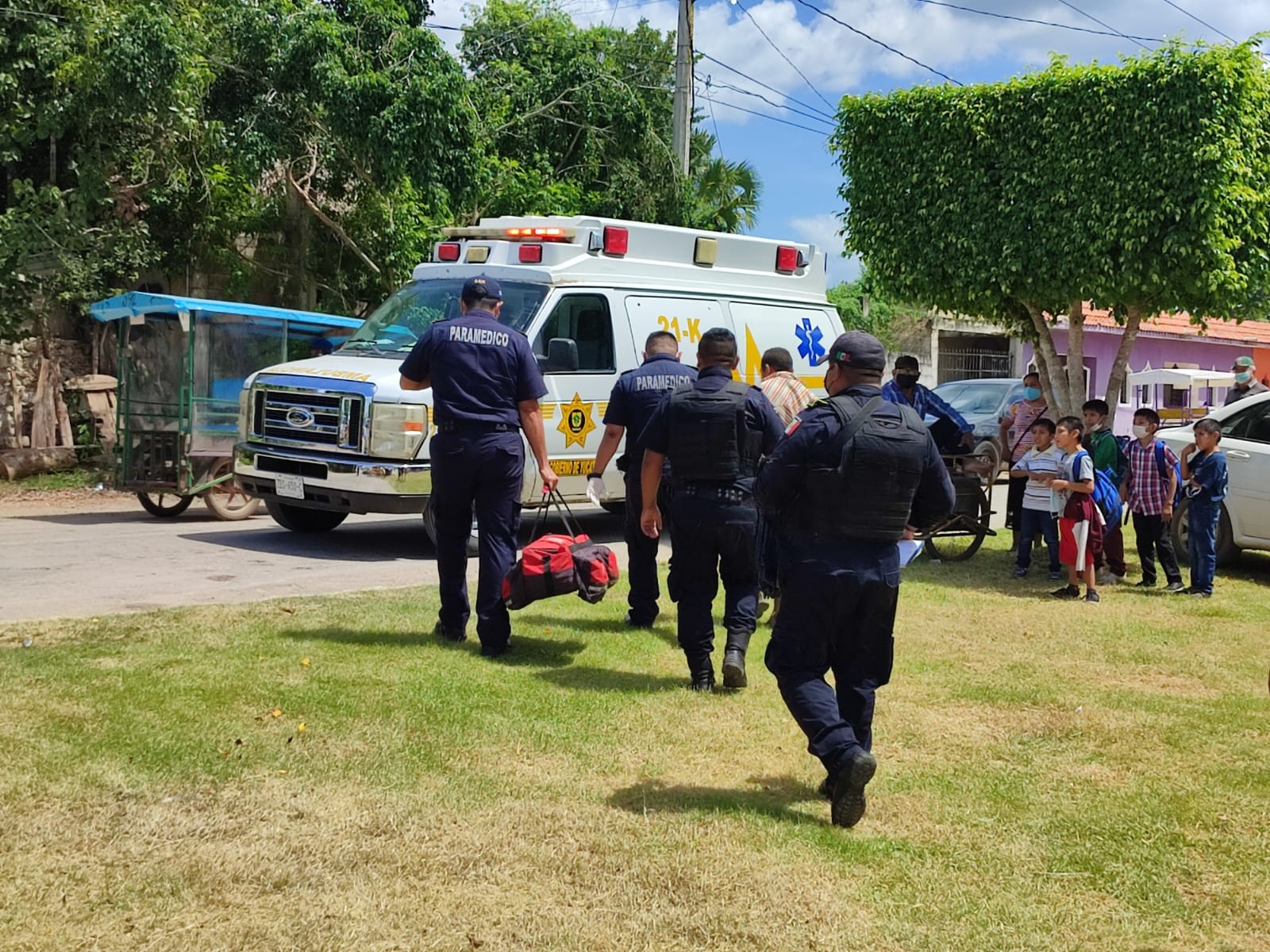 El hombre fue auxiliado por paramédicos y trasladado al hospital