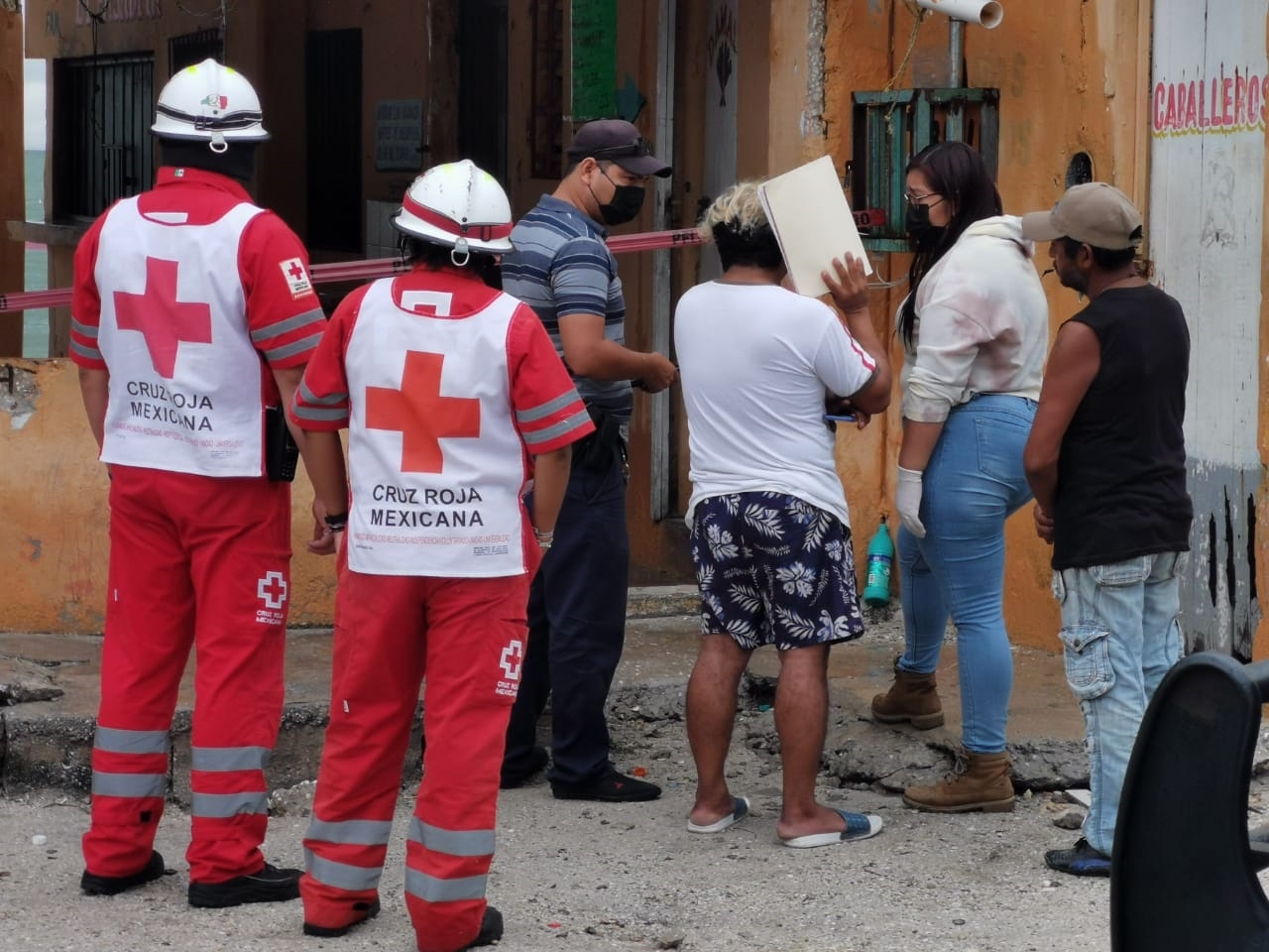 Vecinos de la zona fueron los que dieron el aviso y al enterarse de quién era, señalaron que trabajaba de velador en el establecimiento