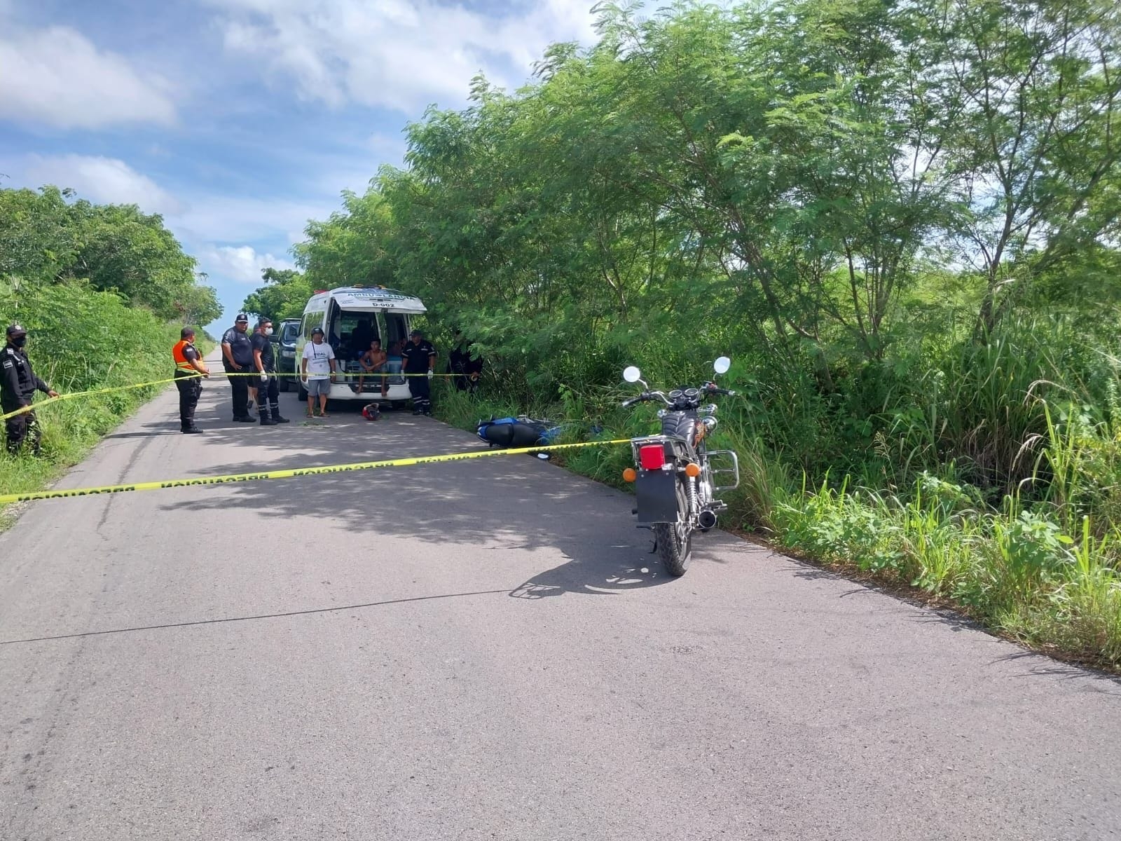 La motocicleta quedó fuera de la carretera junto al joven