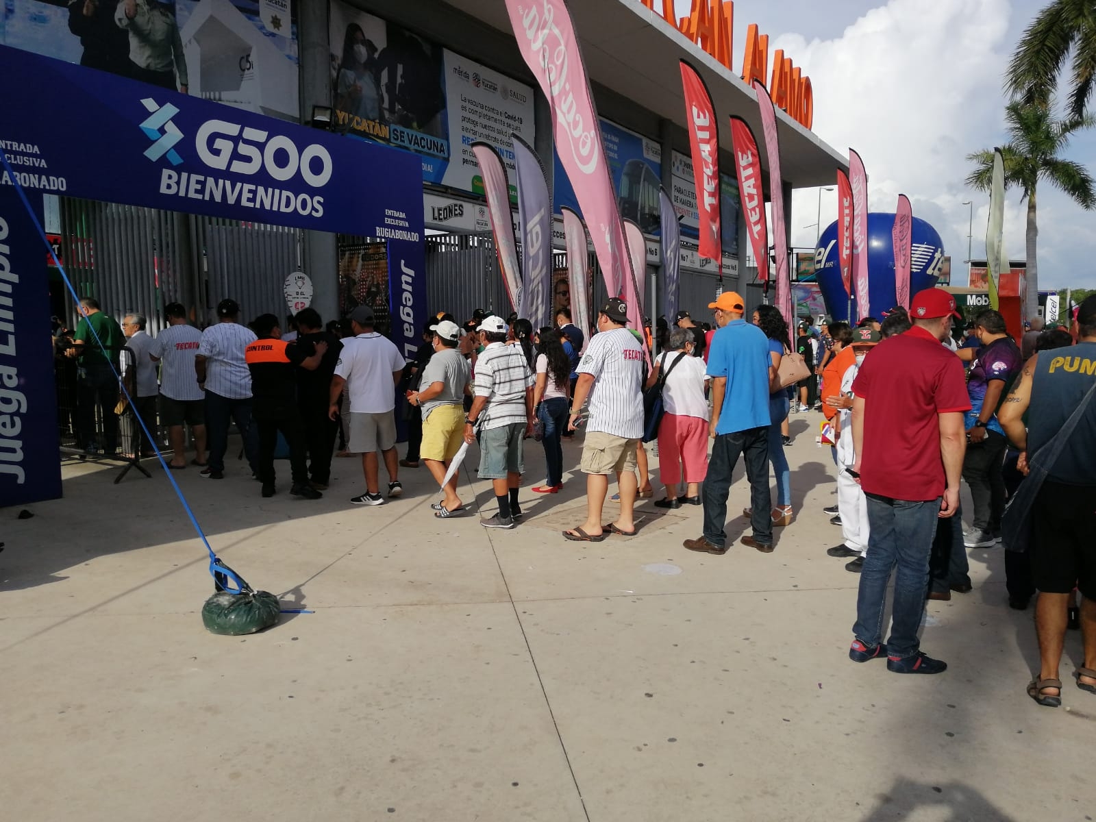 Aficionados comienzan a llegar al Estadio Kukulcán de Mérida