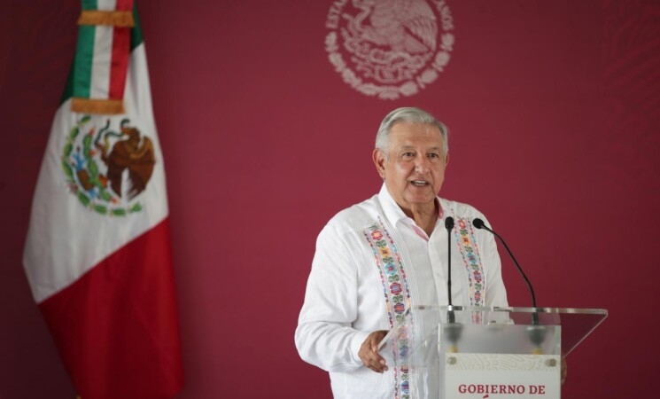 De visita en Quintana Roo para supervisar los trabajos del Tren Maya, el Presidente saludó a la alcaldesa de Isla Mujeres, Atenea Gómez
