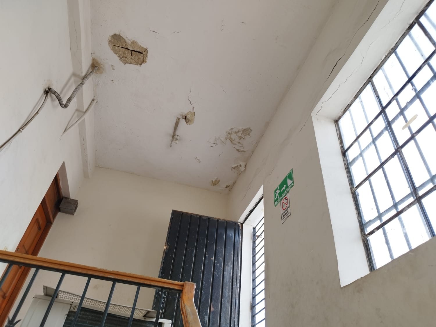 Empleados de la UADY manifestaron su preocupación ante las condiciones del inmueble por el peligro que representa a los alumnos