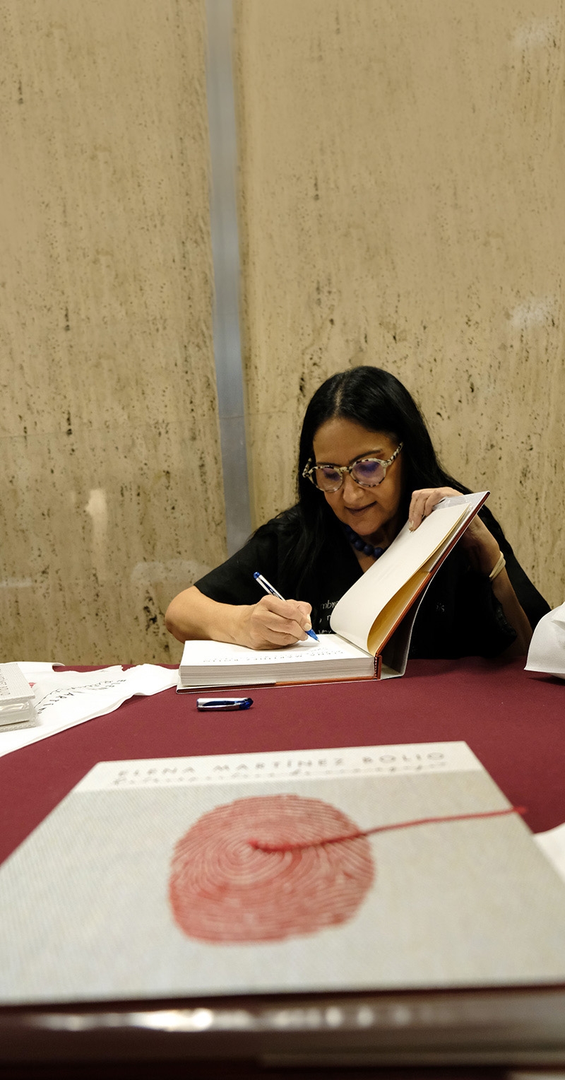 A través de los puntos de vista de Hernán Lara Zavala, Aída Espinosa y Lucy Lara, se expone el trabajo de Elena Bolio