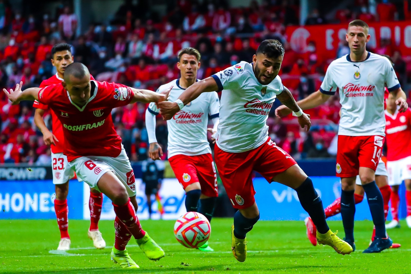 Chivas y Toluca firman un partido para el olvido y reparten puntos Chivas y Toluca firman un partido para el olvido y reparten puntos