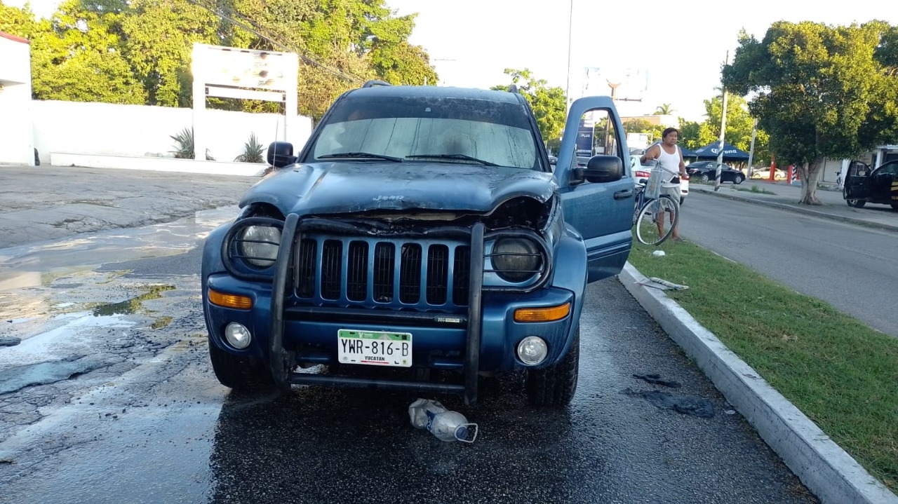 El conductor de la camioneta jeep logró salir previo al inició del incendio