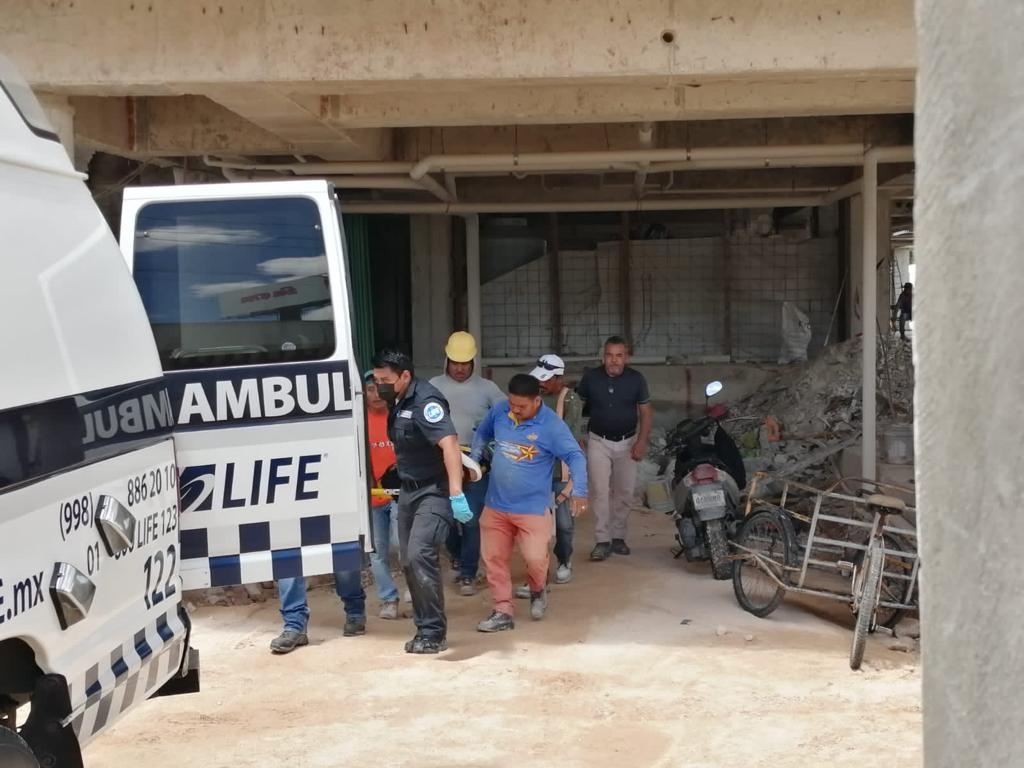 El albañil que se cayó fue llevado a un hospital en Cancún para ser atendido por médicos debido a las heridas que presentaba El albañil que se cayó fue llevado a un hospital en Cancún para ser atendido por médicos debido a las heridas que presentaba