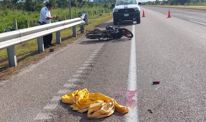 Motociclista se impacta contra cinta metálica en carretera federal en Campeche Motociclista se impacta contra cinta metálica en carretera federal en Campeche