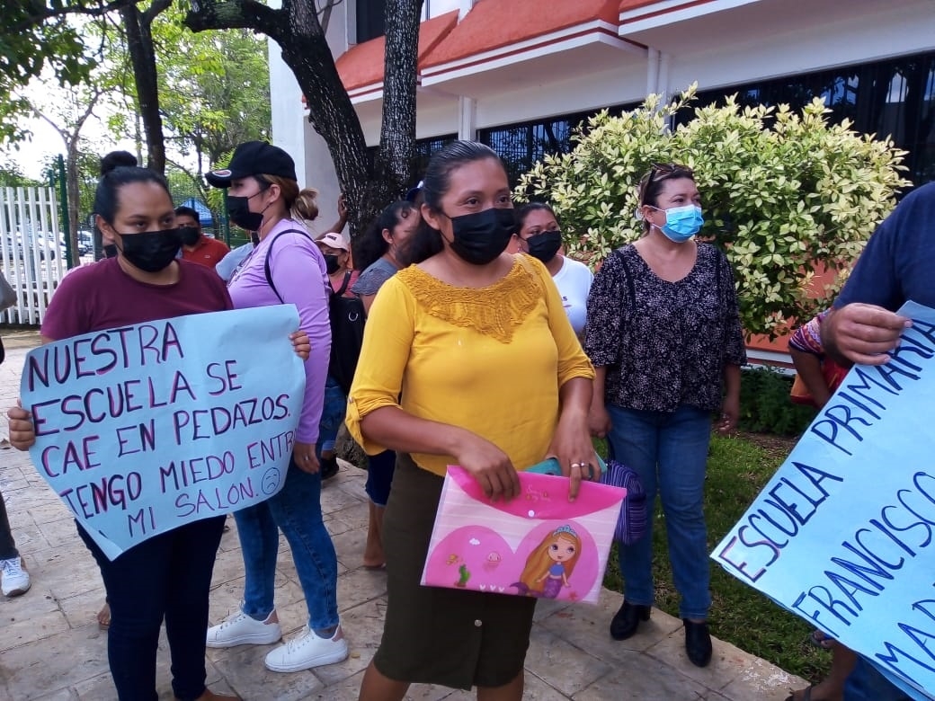 Una de las zonas que permanece destruida pese a ser el constante paso de los alumnos Una de las zonas que permanece destruida pese a ser el constante paso de los alumnos