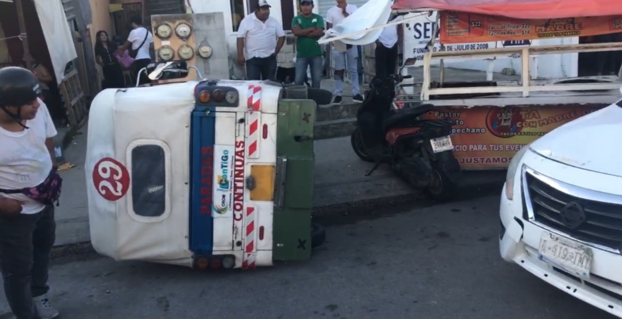 La unidad de mototaxi rotulada con el número 29 quedó de costado junto a un puesto ambulante luego de ser impactado por un conductor en Playa del Carmen La unidad de mototaxi rotulada con el número 29 quedó de costado junto a un puesto ambulante luego de ser impactado por un conductor en Playa del Carmen