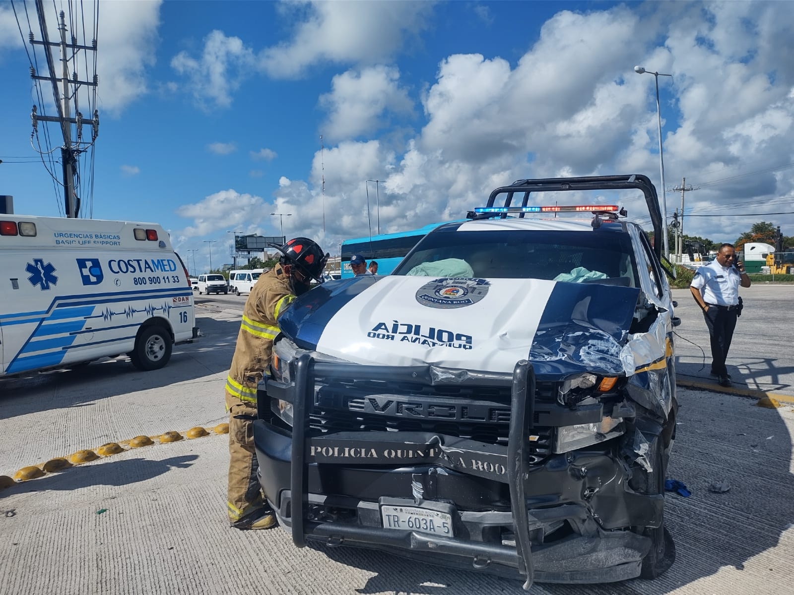 La unidad de la Policía Quintana Roo resultó con daños en su parte frontal y permaneció a un lado de la carretera Puerto Morelos-Cancún La unidad de la Policía Quintana Roo resultó con daños en su parte frontal y permaneció a un lado de la carretera Puerto Morelos-Cancún