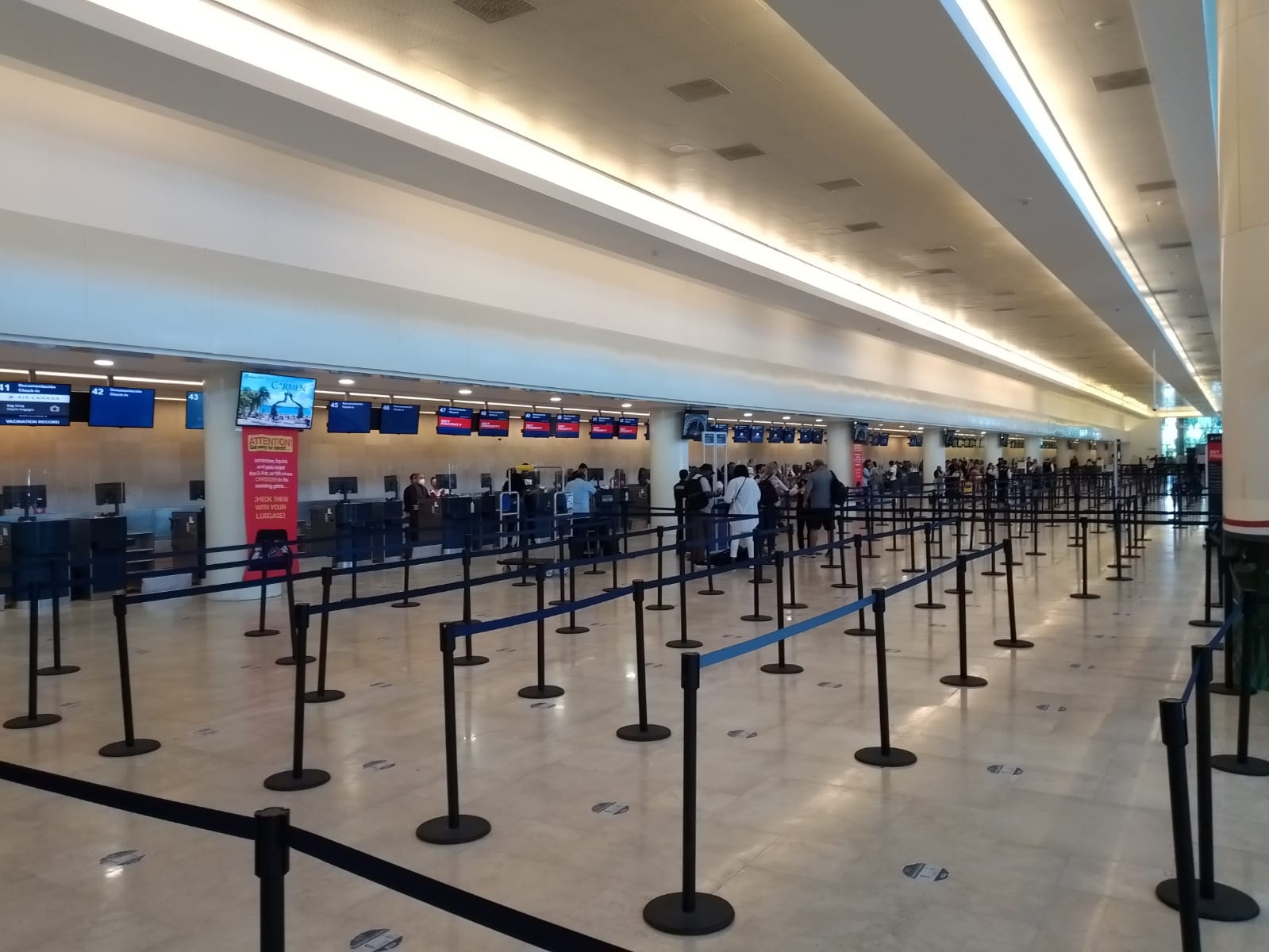 La Terminal 3 del Aeropuerto de Cancún presentó pocas filas en los módulos de documentación de las diversas aerolíneas que operan en dicho inmueble La Terminal 3 del Aeropuerto de Cancún presentó pocas filas en los módulos de documentación de las diversas aerolíneas que operan en dicho inmueble