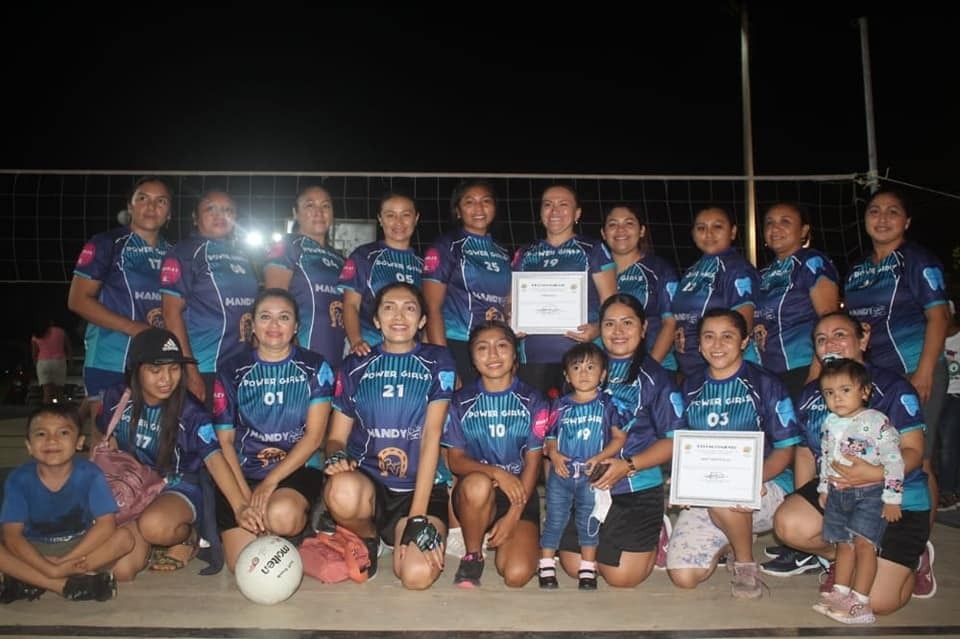 Las Powers Girsl mostraron la emoción de ser las primeras en ganar un torneo de este tipo Las Powers Girsl mostraron la emoción de ser las primeras en ganar un torneo de este tipo