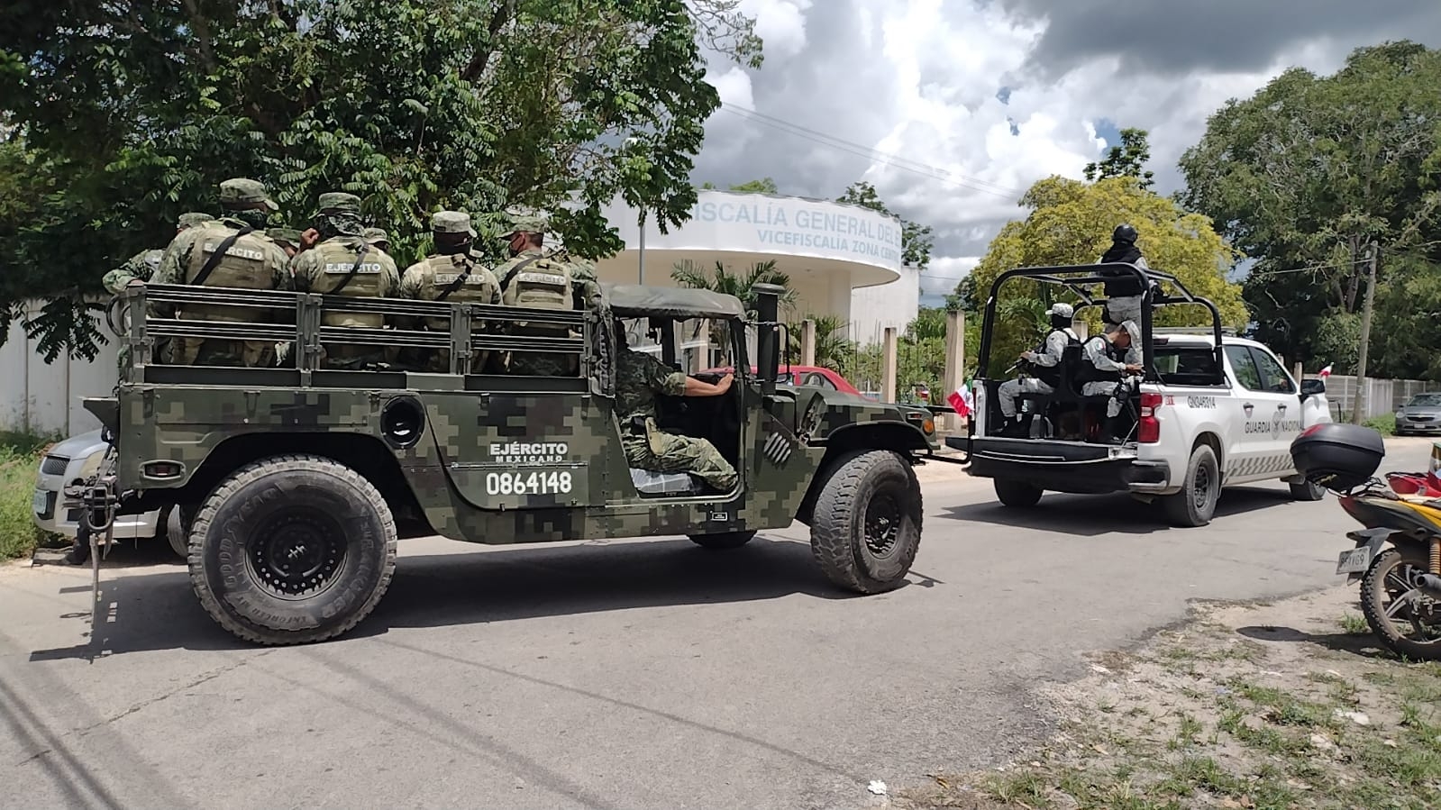 Militares recorrieron las calles de Felipe Carrillo Puerto, además de aplicar revisión a vehículos de la zona Militares recorrieron las calles de Felipe Carrillo Puerto, además de aplicar revisión a vehículos de la zona