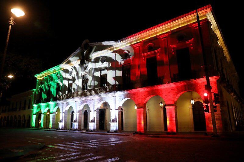 En septiembre muchos edificios publicos se iluminan con los colores de la bandera En septiembre muchos edificios publicos se iluminan con los colores de la bandera