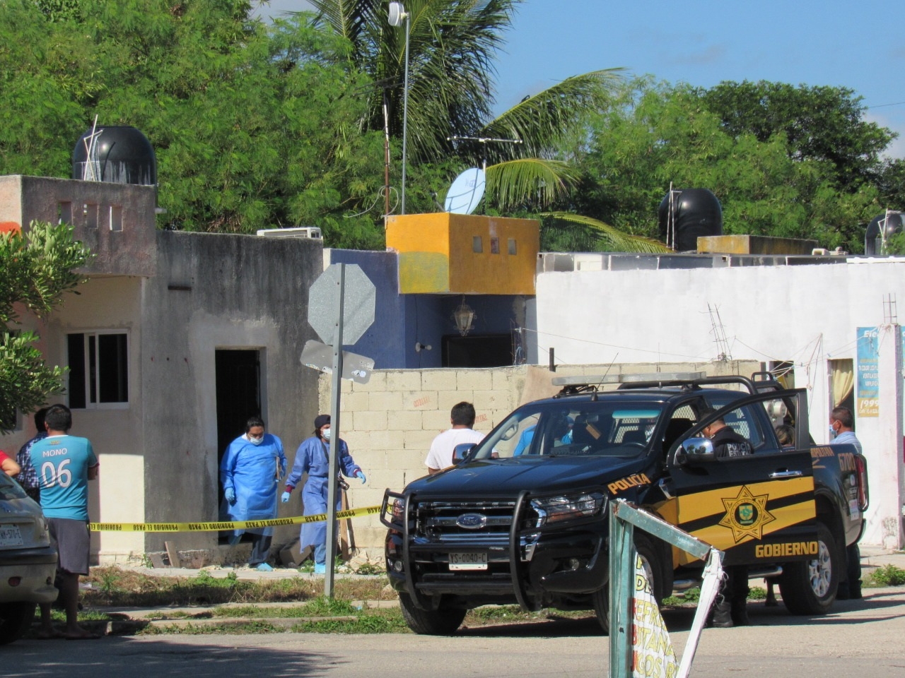 El menor se asomó por una ventana de la vivienda, donde vio a su padre suspendido del cuello