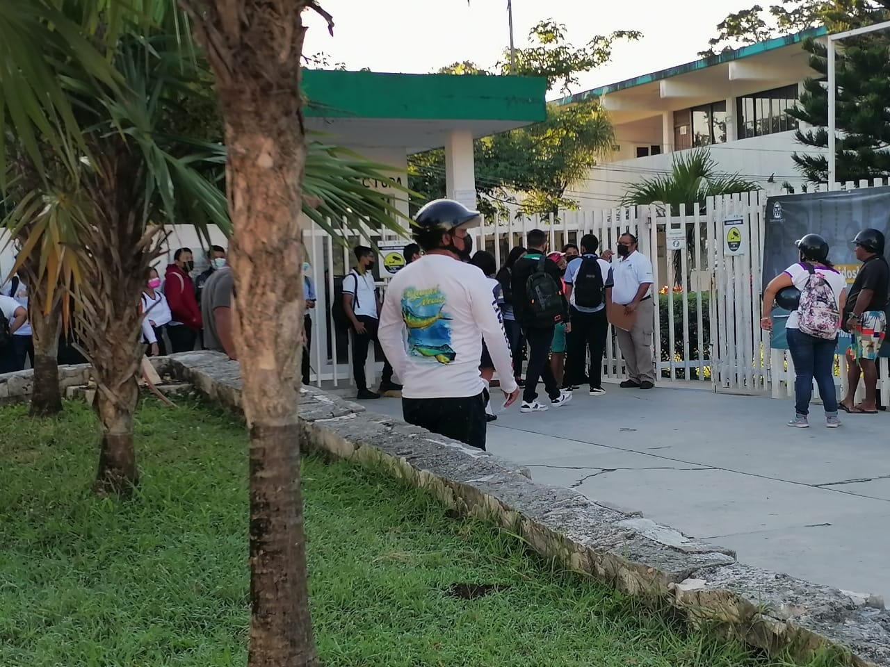 Padres de familia mostraron su molestia ante las acciones del personal del Conalep en Cozumel, indicando que no han podido adquirir el uniforme completo que solicita el plantel Padres de familia mostraron su molestia ante las acciones del personal del Conalep en Cozumel, indicando que no han podido adquirir el uniforme completo que solicita el plantel