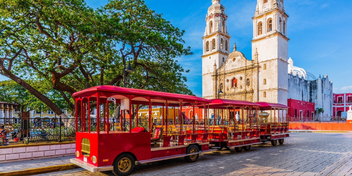 Los tranvías podrás encontrarlos a un costado de la iglesia en el centro. Foto: Especial