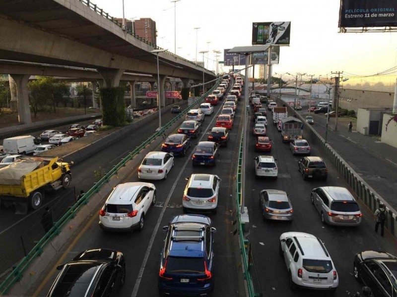 Elementos de la Marina realizan operativo en carriles centrales de Periférico Norte Elementos de la Marina realizan operativo en carriles centrales de Periférico Norte