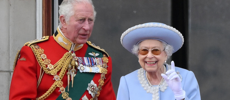 Isabel II fue la primogénita del duque y la duquesa de York, quienes más tarde se convirtieron en el rey Jorge VI y la reina consorte Isabel Isabel II fue la primogénita del duque y la duquesa de York, quienes más tarde se convirtieron en el rey Jorge VI y la reina consorte Isabel