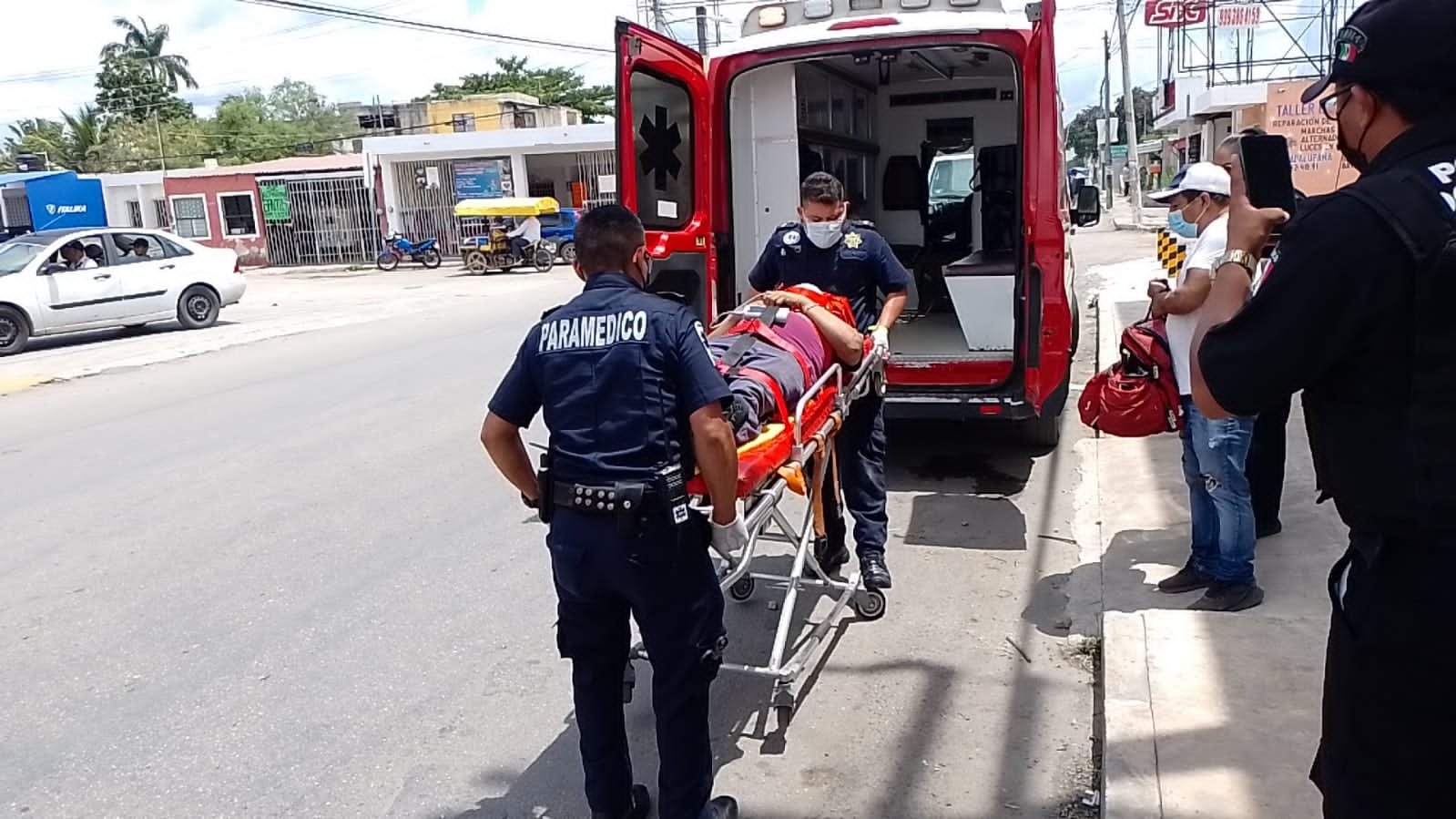 El hombre fue trasladado a un hospital para su atención médica El hombre fue trasladado a un hospital para su atención médica