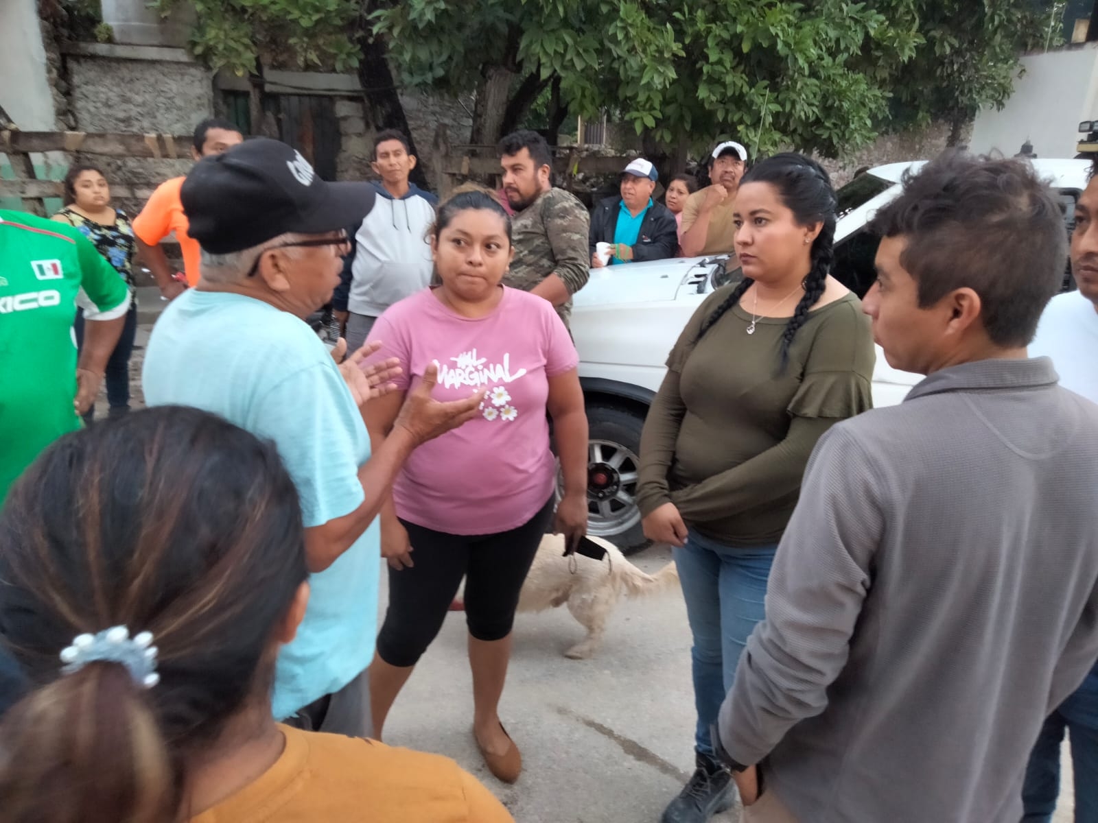 Vecinos aseguran que llevan tres días sin luz, lo que ha afectado sus actividades diarias