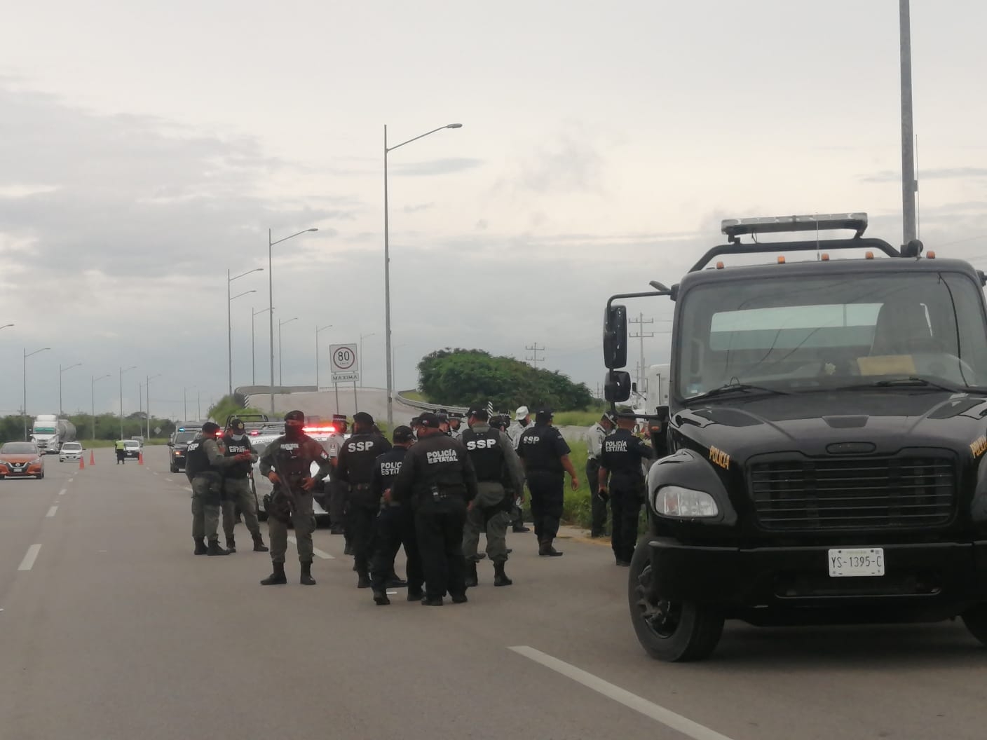 El vehículo fue asegurado por elementos de la SSP y se desconoce la identidad del hoy occiso
